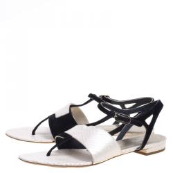 مملوكة مسبقًا صندل أصبع شانيل جلد ثعبان كريمي/أسود لامع وسويدي مقاس 38.5