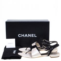 مملوكة مسبقًا صندل أصبع شانيل جلد ثعبان كريمي/أسود لامع وسويدي مقاس 38.5