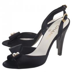 Pre Owned  صندل شانيل ساتان أسود بفيونكة مزين باللآلئ مقدمة وكعب مفتوحين مقاس 37.5