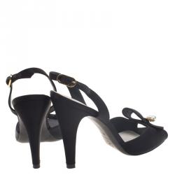 Pre Owned  صندل شانيل ساتان أسود بفيونكة مزين باللآلئ مقدمة وكعب مفتوحين مقاس 37.5