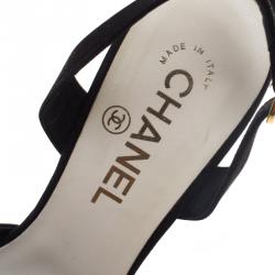 Pre Owned  صندل شانيل ساتان أسود بفيونكة مزين باللآلئ مقدمة وكعب مفتوحين مقاس 37.5