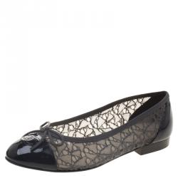 مملوكة مسبقًا Chanel Two Tone Lace and Patent Leather CC Cap Toe Ballet Flats Size 38.5
