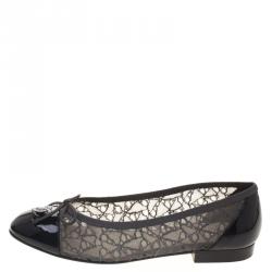 مملوكة مسبقًا Chanel Two Tone Lace and Patent Leather CC Cap Toe Ballet Flats Size 38.5