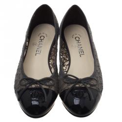مملوكة مسبقًا Chanel Two Tone Lace and Patent Leather CC Cap Toe Ballet Flats Size 38.5