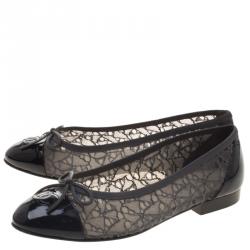 مملوكة مسبقًا Chanel Two Tone Lace and Patent Leather CC Cap Toe Ballet Flats Size 38.5