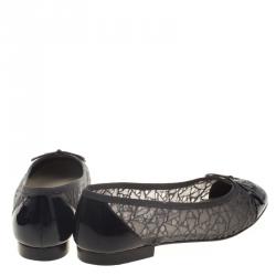 مملوكة مسبقًا Chanel Two Tone Lace and Patent Leather CC Cap Toe Ballet Flats Size 38.5