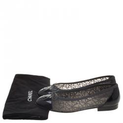 مملوكة مسبقًا Chanel Two Tone Lace and Patent Leather CC Cap Toe Ballet Flats Size 38.5