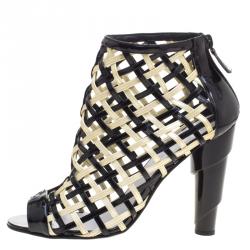 مملوكة مسبقًا بوت للكاحل شانيل جلد لامع كريمي وأسود تصميم قفصي مقدمة مفتوحة مقاس 39