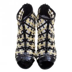 مملوكة مسبقًا بوت للكاحل شانيل جلد لامع كريمي وأسود تصميم قفصي مقدمة مفتوحة مقاس 39