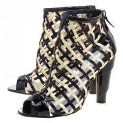 مملوكة مسبقًا بوت للكاحل شانيل جلد لامع كريمي وأسود تصميم قفصي مقدمة مفتوحة مقاس 39