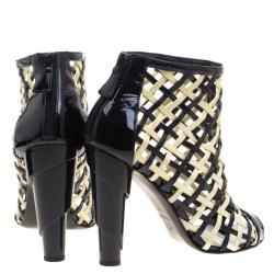 مملوكة مسبقًا بوت للكاحل شانيل جلد لامع كريمي وأسود تصميم قفصي مقدمة مفتوحة مقاس 39