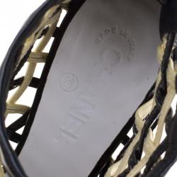 مملوكة مسبقًا بوت للكاحل شانيل جلد لامع كريمي وأسود تصميم قفصي مقدمة مفتوحة مقاس 39