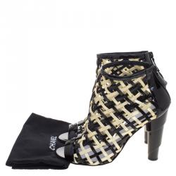 مملوكة مسبقًا بوت للكاحل شانيل جلد لامع كريمي وأسود تصميم قفصي مقدمة مفتوحة مقاس 39