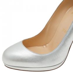 مملوكة مسبقًا Christian Louboutin Mettalic Silver Leather Neofilo Pumps Size 38.5