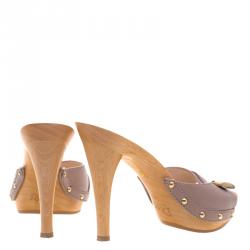 مملوكة مسبقًا حذاء سلايد ديور تفاصيل خشب قفل جلد رمادي داكن مقاس 38.5