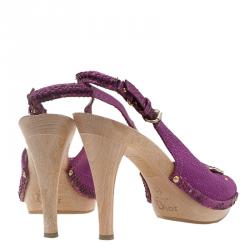 مملوكة مسبقًا صندل ديور بفتحة كعب ونعل سميك جلد ثعبان مزخرف وقماش بنفسجي مقاس 38.5