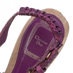 مملوكة مسبقًا صندل ديور بفتحة كعب ونعل سميك جلد ثعبان مزخرف وقماش بنفسجي مقاس 38.5