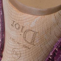 مملوكة مسبقًا صندل ديور بفتحة كعب ونعل سميك جلد ثعبان مزخرف وقماش بنفسجي مقاس 38.5