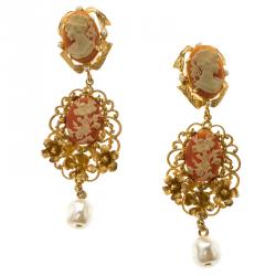 مملوكة مسبقًا أقراط دولتشي اند غابانا كاميو كليب آون لؤلؤ صناعي ذهبي اللون طويل