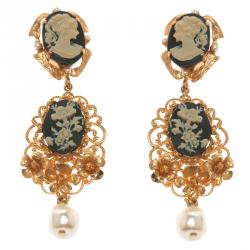 مملوكة مسبقًا أقراط دولتشي أند غابانا كاميو لؤلؤ صناعي ذهبية اللون طويلة بمشبك