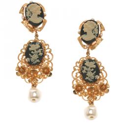 مملوكة مسبقًا أقراط دولتشي أند غابانا كاميو لؤلؤ صناعي ذهبية اللون طويلة بمشبك