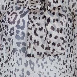 مملوكة مسبقًا بلوزة دولتشي أند غابانا نقش فهد حرير بيج