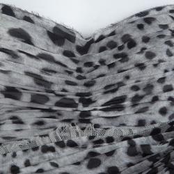 مملوكة مسبقًا فستان دولتشي أند غابانا حرير مطبوع رصاصي نقشة الفهد بكشكشة M