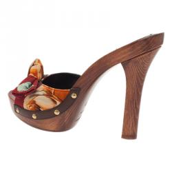 مملوكة مسبقًا صندل سلايد دولتشي أند غابانا خشب كانفاس أحمر بنقش مورد مقاس 37