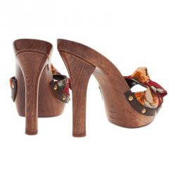 مملوكة مسبقًا صندل سلايد دولتشي أند غابانا خشب كانفاس أحمر بنقش مورد مقاس 37