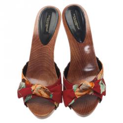 مملوكة مسبقًا صندل سلايد دولتشي أند غابانا خشب كانفاس أحمر بنقش مورد مقاس 37