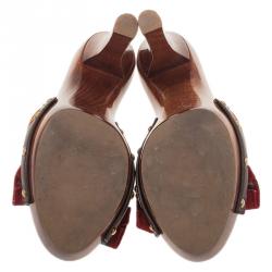 مملوكة مسبقًا صندل سلايد دولتشي أند غابانا خشب كانفاس أحمر بنقش مورد مقاس 37