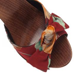 مملوكة مسبقًا صندل سلايد دولتشي أند غابانا خشب كانفاس أحمر بنقش مورد مقاس 37