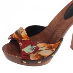 مملوكة مسبقًا صندل سلايد دولتشي أند غابانا خشب كانفاس أحمر بنقش مورد مقاس 37