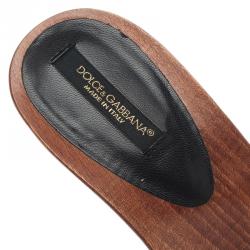 مملوكة مسبقًا صندل سلايد دولتشي أند غابانا خشب كانفاس أحمر بنقش مورد مقاس 37