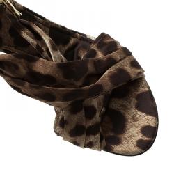 مملوكة مسبقًا صندل دولتشي أند غابانا حرير نقشة الفهد بفتحة كعب مقاس 39