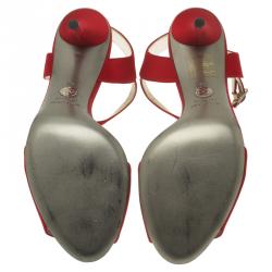 مملوكة مسبقًا صندل دولتشي أند غابانا سيور كاحل ساتان أحمر مقاس 40