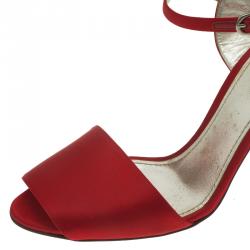 مملوكة مسبقًا صندل دولتشي أند غابانا سيور كاحل ساتان أحمر مقاس 40