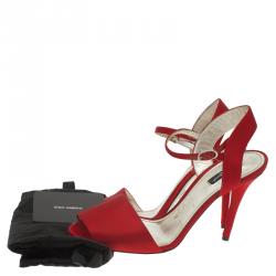 مملوكة مسبقًا صندل دولتشي أند غابانا سيور كاحل ساتان أحمر مقاس 40