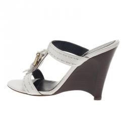 مملوكة مسبقًا صندل سلايد فندي جلد أبيض بإبزيم مقاس 37.5