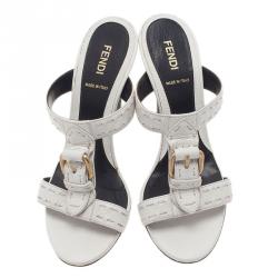 مملوكة مسبقًا صندل سلايد فندي جلد أبيض بإبزيم مقاس 37.5