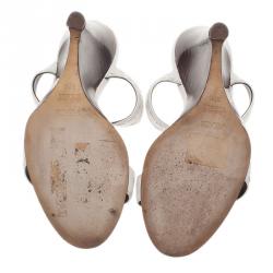 مملوكة مسبقًا صندل سلايد فندي جلد أبيض بإبزيم مقاس 37.5