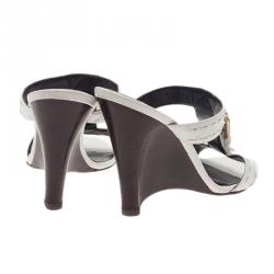 مملوكة مسبقًا صندل سلايد فندي جلد أبيض بإبزيم مقاس 37.5