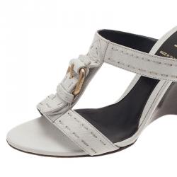 مملوكة مسبقًا صندل سلايد فندي جلد أبيض بإبزيم مقاس 37.5