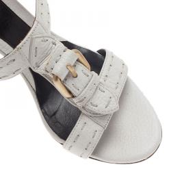 مملوكة مسبقًا صندل سلايد فندي جلد أبيض بإبزيم مقاس 37.5