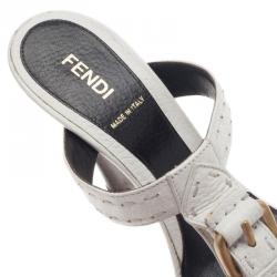 مملوكة مسبقًا صندل سلايد فندي جلد أبيض بإبزيم مقاس 37.5