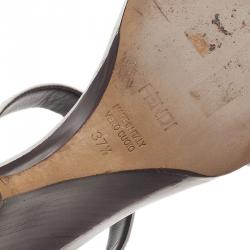 مملوكة مسبقًا صندل سلايد فندي جلد أبيض بإبزيم مقاس 37.5