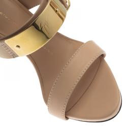 مملوكة مسبقًا صندل جوسيبي زانوتي بسحاب خلفي وإبزيم جلد بيج مقاس 38