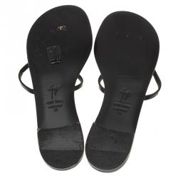 Pre Owned صندل بإصبع جوسيبي زانوتي مزين كريستال لامع أسود مقاس 35