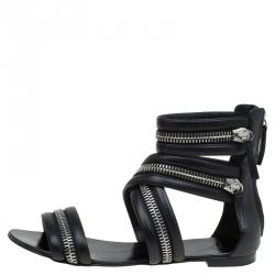 مملوكة مسبقًا صندل فلات جوسيبي زانوتي غلادياتور جلد أسود بسحاب مزين مقاس 37.5