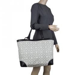 مملو كة مسبقًا حقيبة يد جيفنشي شوبر جلد وكانفاس مقوى سوداء/ بيضاء